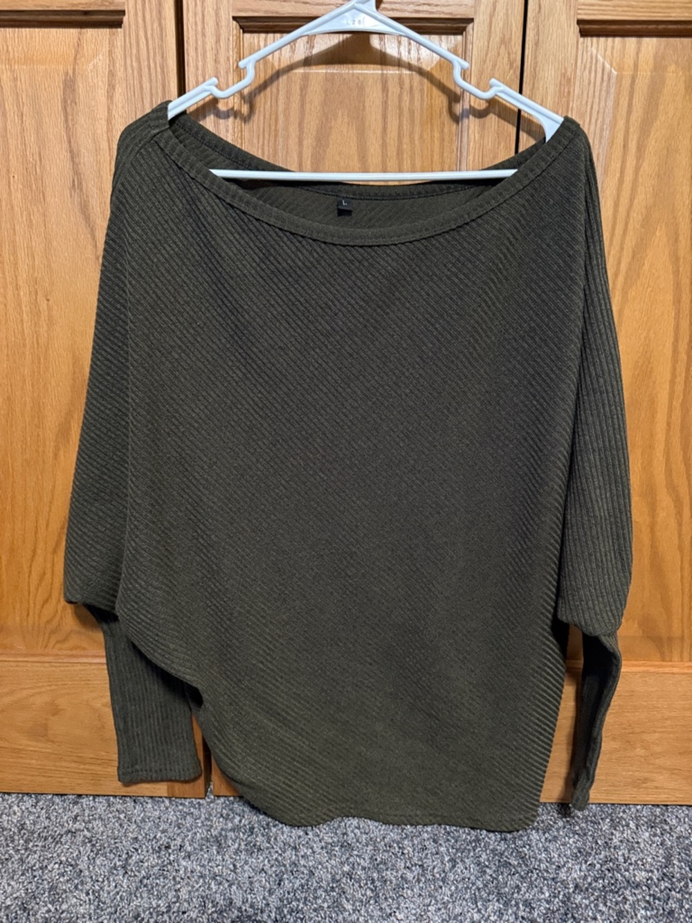 Women’s Off-The-Shoulder Ribbed Thin Sweater in Olive